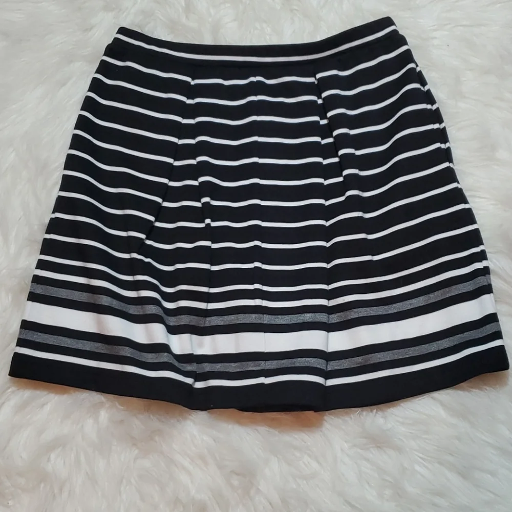Max Studio strip, pleated skirt black white size M